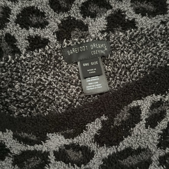 Barefoot Dreams | CozyChic | one size poncho | gray/black leopard print - Picture 5 of 6